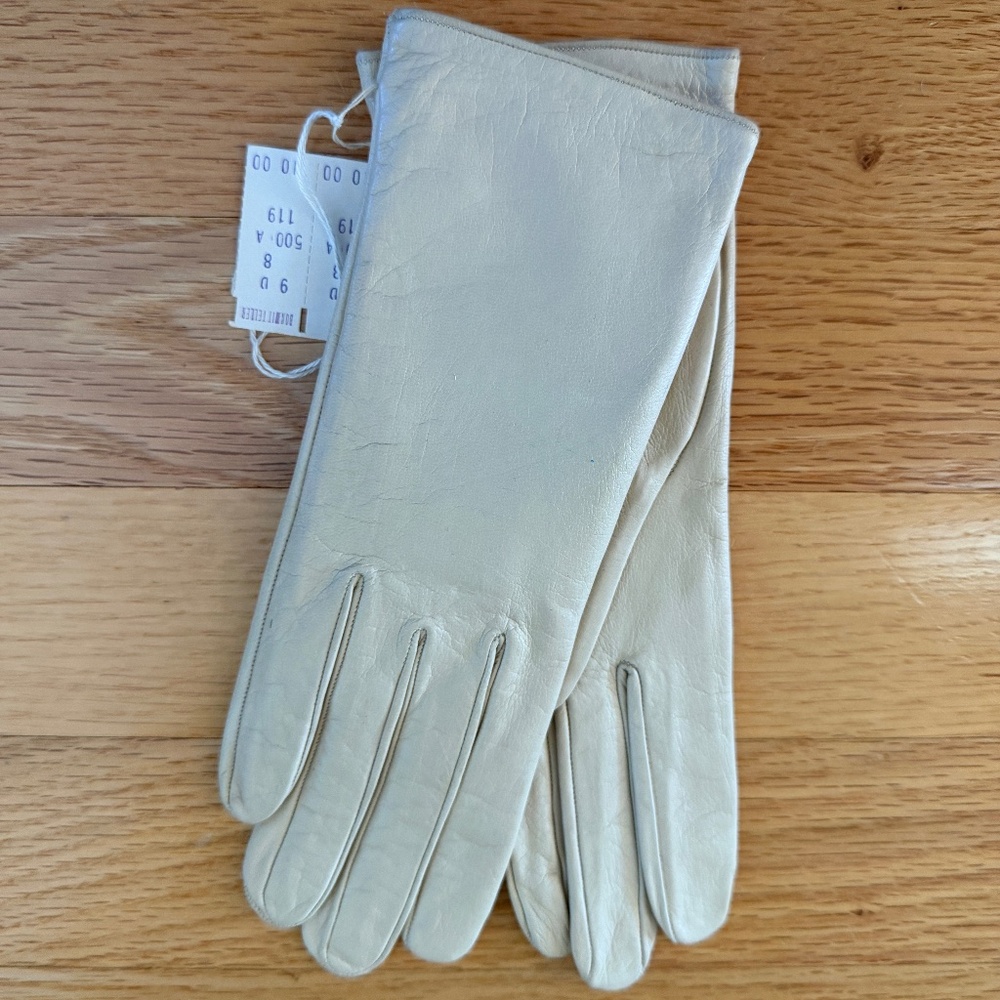 Vintage NWT Made in France Kid Leather Gloves Ivory Cream Size 6.5 Silk Lining -